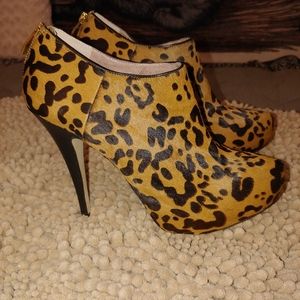 Vince Camuto Jerrell leopard print pony hair 9.5 EUC
